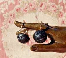 ANCIENNE paire de boucles d'oreilles en OR et JAIS à décor d'étoiles fin XIXe