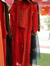 Robe rouge indowestern jupe chemisier haussement d'épaules vêtements de fête ...
