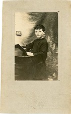 PHOTO, un garçon en blouse d'écolier l'école  Paris Lucas Bédart