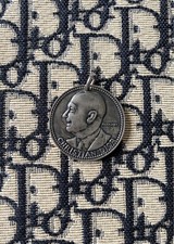 Médaille pendentif CHRISTIAN DIOR 1947 Vintage