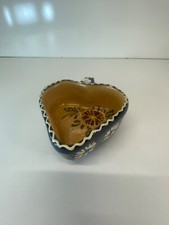 Poterie en forme de cœur avec