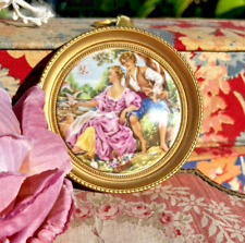 ANCIEN CADRE orné d'un CABOCHON en PORCELAINE de LIMOGES, décor de scène galante