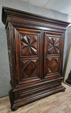Importante Armoire époque LXIII a pointes de diamants en noyer mouluré / XVIIeme