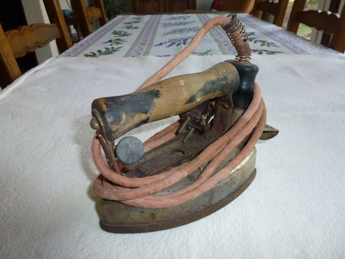 Ancien fer repasser - a,