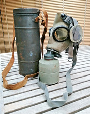 ancien masque à gaz militaire dans son étui