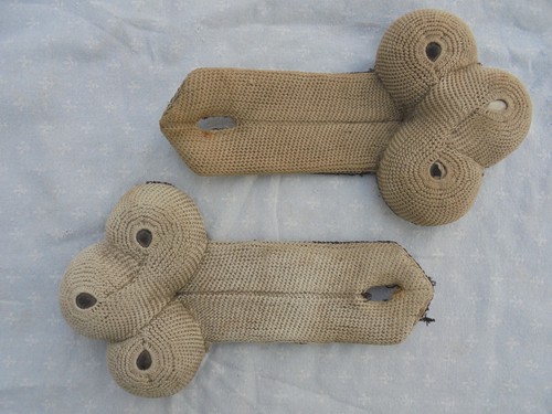 Une paire epaulettes de - ,