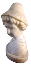 JOLI BUSTE EN ALBATRE D'UNE JEUNE FILLE AU CHAPEAU SUR SON SOCLE DEBUT XXème