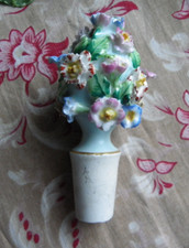 ANCIEN BOUCHON DE FLACON EN PORCELAINE - DÉCOR DE FLEURS EN RELIEF