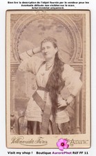 FEMME EN TENUE TRADITIONNELLE