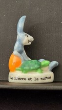 FEVE  ANCIENNE --  LE LIEVRE ET LA TORTUE - LES FABLES DE LA FONTAINE