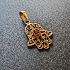 Pendentif main de Fatma filigrane oriental pierre rouge centrale plaqué or