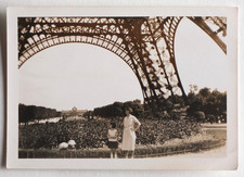 Au pieds Tour Effeil Paris, fille et femme - Photo ancienne snapshot c. 1940