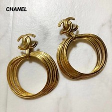 Énormes boucles d'oreilles
