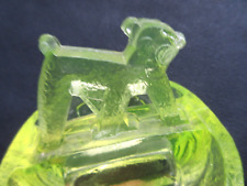 Salière verre jaune ouraline, chien caniche sur une barque, réagit à la lampe UV