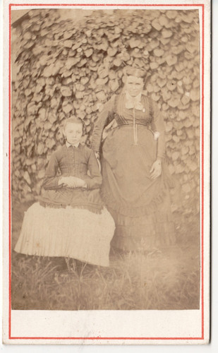 Fillette assise mère - fillette,