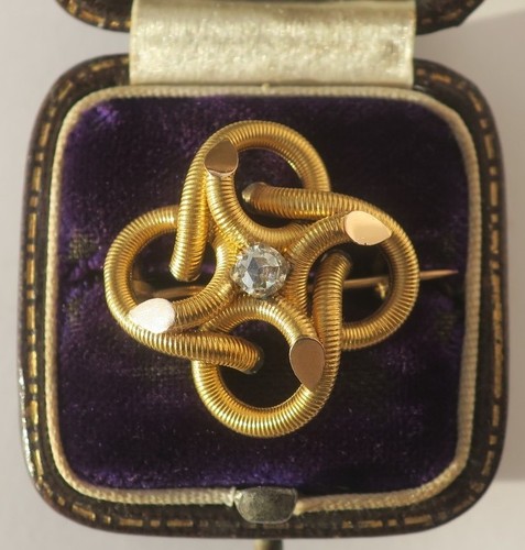 Broche ancienne quadrilobée