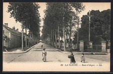 CPA La Flèche, Route d´Angers avec rangée d´arbres et passants 