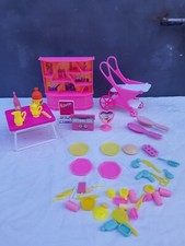 Ancien Lot Barbie : Meuble Coiffeur + Ustensiles de Cuisine + Desserte et Table