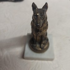 Bronze signé Ruffony Chien assis sur socle marbre patine dorée.