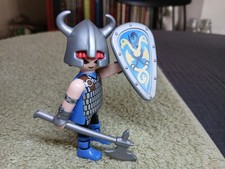 PLAYMOBIL  Viking n°4 - Guerrier casque cornes métal, bouclier ovale bleu, hache