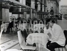 Photo De Presse Vintage Milano Serveuse À La Table D'Un Bar Années 70 21x27 Cm