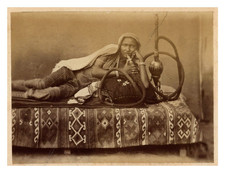 Maroc, Jeune femme fumant une