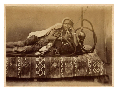 Maroc jeune femme fumant une - maroc,,