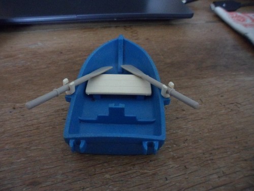 Petite barque bleu avec rames - petite,