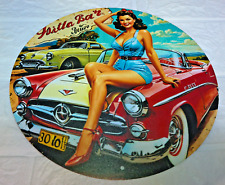 Plaque Métal Tôlée Vintage 20X20  RONDE PIN UP VOITURE   Blan