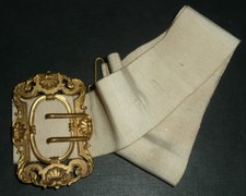 Ancienne ceinture avec boucle en laiton embouti, décor coquilles rocaille rococo