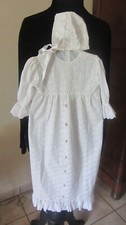 Une robe de baptême avec bonnet et une robe bébé , anciennes.