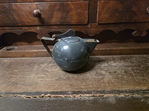 Ancienne petite théière - , en