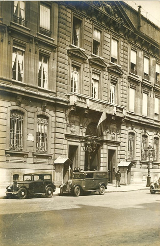 Façade banque de - de, la