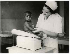 Sénégal, Dakar, Un bébé se pèse  .  Tirage argentique  18x24  Circa 1960  