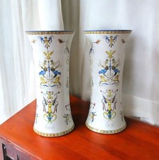 Gien. Paire de vases rouleaux en faïence décor Renaissance fond blanc, XIXe