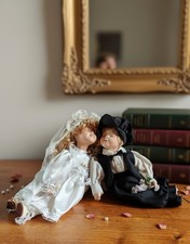 Duo de Poupées de Collection en Porcelaine Vintage - Élégance Rétro pour Vitrine