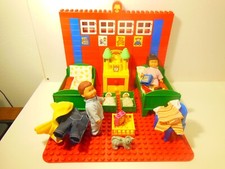 Diorama DUPLO sur base POUPEES des années 2001: theme la chambre a coucher