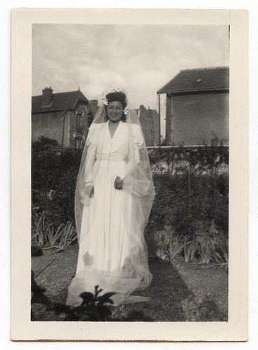 Jeune femme mariée - robe,