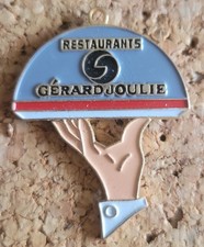 Pin's Restaurant Gérard Joulie Cloche À Plat Maître D'hôtel Serveur
