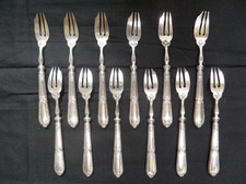 12 FOURCHETTES A GATEAU EN METAL ARGENTE TRES BEAU MODELE