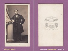 CDV PIERRE PETIT à PARIS : HOMME DE LA BOURGEOISIE ACCOUDÉ SUR COLONNE -S4