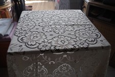 Nappe Ronde Diamètre : 170 cm dentelle acrylique beige/écru + jupon satin jaune