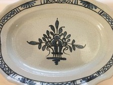 Grand plat ovale ,en faïence de Rouen ,cul noir ,décor au panier grand motif