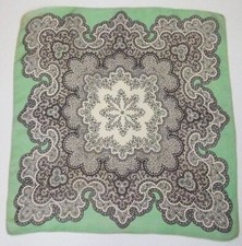 * FOULARD SOIE GAVROCHE * VERT D'EAU et DECOR DENTELLE GRIS *