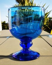 Enorme coupe en verre bleu sur