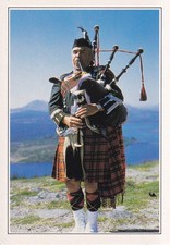Carte postale POSTCARD 10x15cm ECOSSE SCOTLAND joueur de cornemuse bagpipe