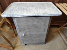 Ancien Meuble en tôle avec plateau émaillé 64 x 42 cm par 68 cm de haut