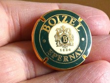 Pin's façon capsule Champagne