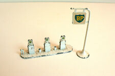 LESNEY  POMPES À ESSENCE ET ENSEIGNE  "BP"   Ht 3/8,5    MÉTAL DÉCOR GARAGE 