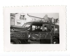 Femme au volant d'un break